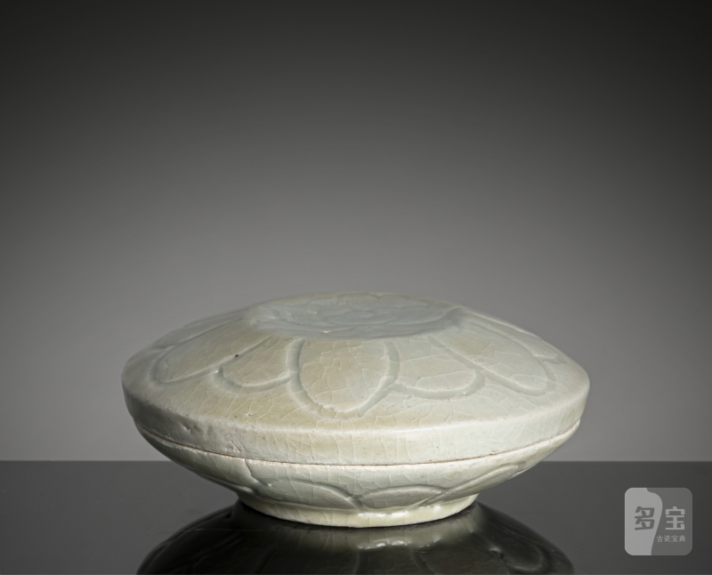 A 'qingbai' ware cosmetic box with peony decoration - 图2